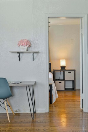 1 bedroom, iron/ironing board, WiFi, bed sheets - Perfect for travel workers ✈️, budget-friendly for long stays🏠! (Oklahoma City)