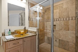Bañera con ducha, secador de pelo, toallas, jabón