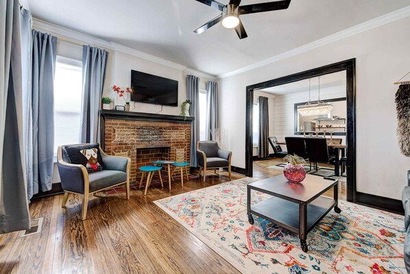 TV, offices - Howes Capitol I - Sleek & stylish, walk to OU Med (Oklahoma City)