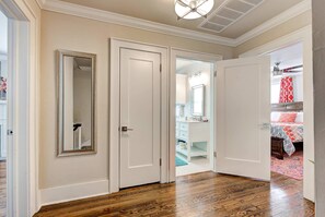 2 bedrooms, iron/ironing board, WiFi, bed sheets - Howes Capitol I - Sleek & stylish, walk to OU Med (Oklahoma City)