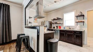 Réfrigérateur, four à micro-ondes, un four, surface de cuisson