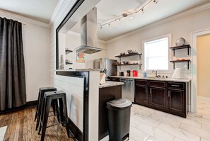 Fridge, microwave, oven, stovetop - Howes Capitol I - Sleek & stylish, walk to OU Med (Oklahoma City)