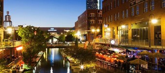 Howes Capitol I - Sleek & stylish, walk to OU Med
