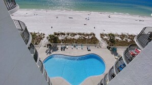 Une piscine avec vue sur la plage et l’océan.