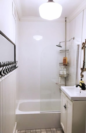 Ensemble douche/baignoire, sèche-cheveux, serviettes fournies, savon
