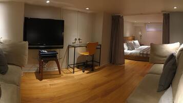 4 slaapkamers, een bureau, een strijkplank/strijkijzer, reisbedje