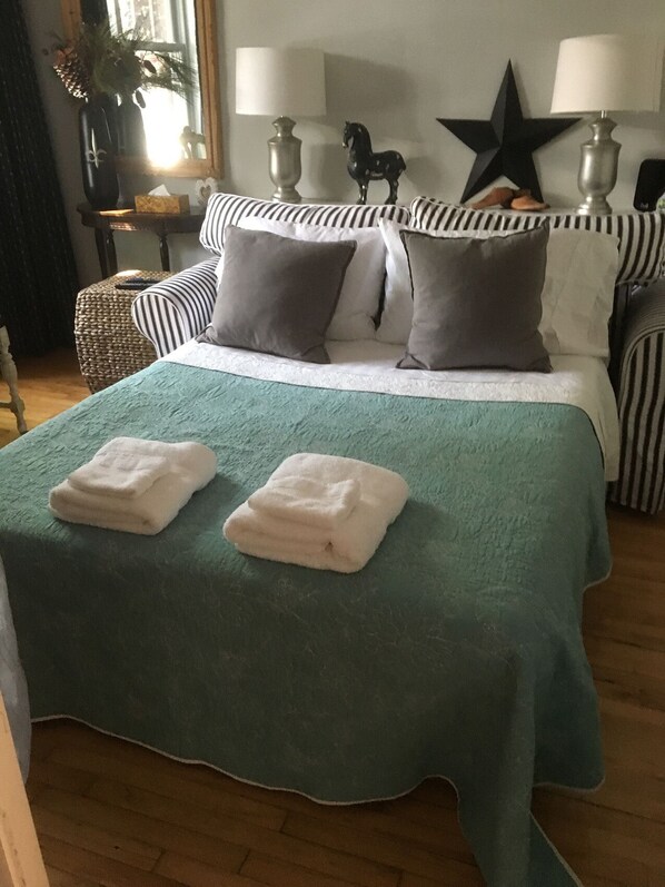 4 bedrooms, desk, iron/ironing board, travel crib