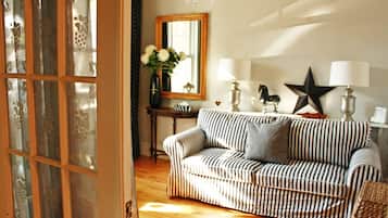 Een smart-tv, een dvd-speler en boeken