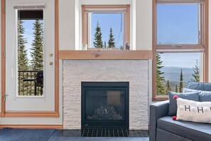 TV, fireplace - Silver Peaks - 2bed, 2bath ski-in/Ski-out (Vernon)