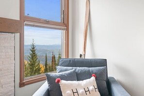 TV, fireplace - Silver Peaks - 2bed, 2bath ski-in/Ski-out (Vernon)