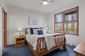 2 間睡房、書桌、熨斗/熨衫板、可攜式嬰兒床