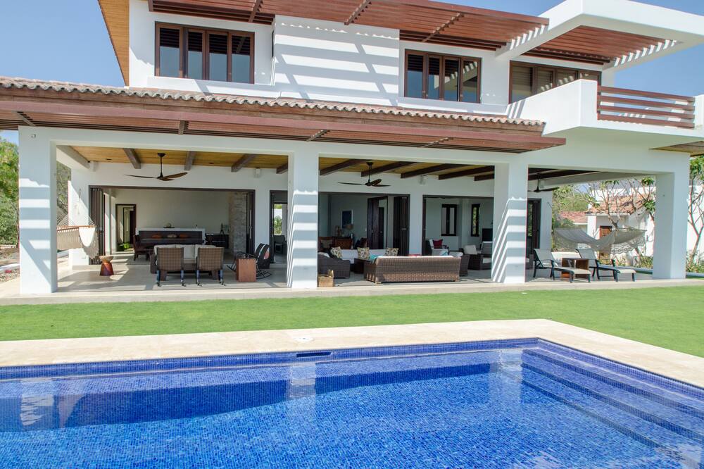 Captiva: Hacienda Iguana's Premier Surf-front Home (7br, 8ba, full deluxe)