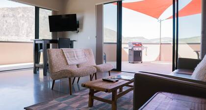 Downtown Convenience, Bright And Beautiful!