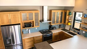 Fridge, microwave, oven, stovetop - Downtown Convenience, Bright And Beautiful! (Durango)