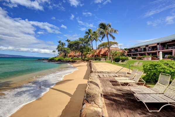 Rannalla, rantapyyhkeitä