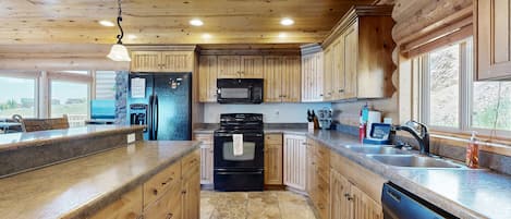 Réfrigérateur, four à micro-ondes, un four, surface de cuisson