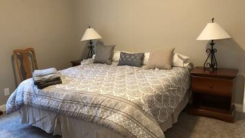 2 chambres, bureau, fer et planche Ă repasser, lit parapluie