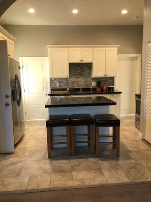 Frigorífic, microones, forn i placa de cuina 