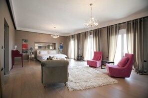 4 Schlafzimmer, Zimmersafe, Schreibtisch, schallisolierte Zimmer