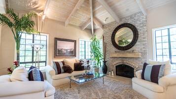 Smart TV, fireplace, ping pong