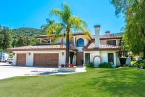Exterior - A Writer's Hideaway and Private Escape for the Hollywood Elite. (Westlake Village)
