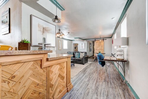 Indie Escape-2 in 1- stone’s throw to the Plaza