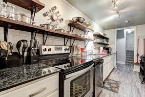 Kylskåp, mikrovågsugn, ugn och spishäll