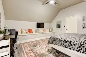 5 bedrooms, iron/ironing board, WiFi, bed sheets