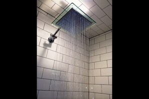 Badewanne, Haartrockner, Handtücher