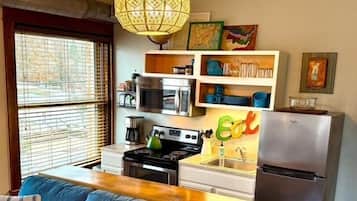 Kjøleskap, mikrobølgeovn, ovn og kokeplater