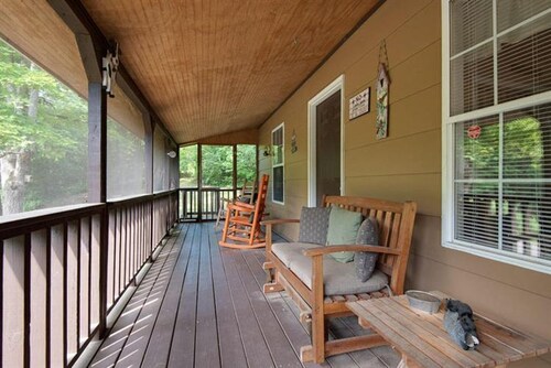 Quaint cottage in the Smoky Mountain area convenient to all the attractions