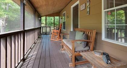 Quaint cottage in the Smoky Mountain area convenient to all the attractions