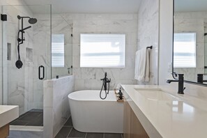Badewanne, Haartrockner, Handtücher, Seife