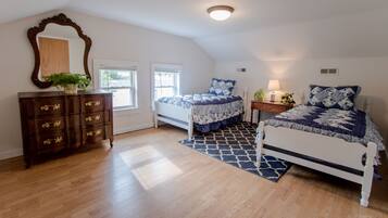 4 bedrooms, iron/ironing board, free WiFi, bed sheets