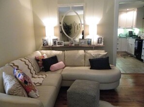 Smart TV, fireplace, books, stereo