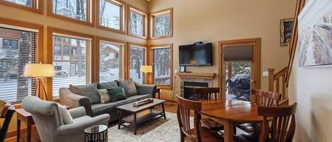 Smart TV, chimenea y reproductor de DVD