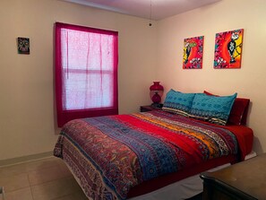 2 bedrooms, iron/ironing board, WiFi, bed sheets - Two-bedroom house in peaceful St Pete neighborhood (St. Petersburg)