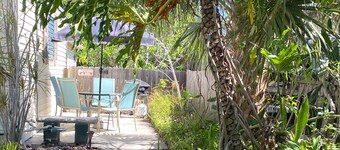 Two-bedroom house in peaceful St Pete neighborhood