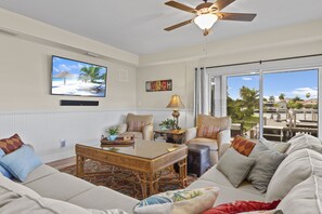 Smart-tv, een tafeltennistafel, boeken en een muziekbibliotheek