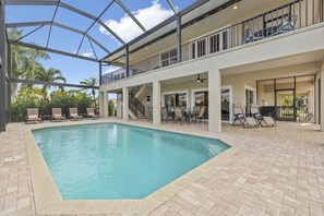 Een buitenzwembad en een verwarmd zwembad