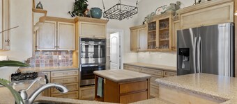 GRAN grupo / hogar familiar que lo tiene todo! Frente al mar, muelle, piscina, vistas y más !!!