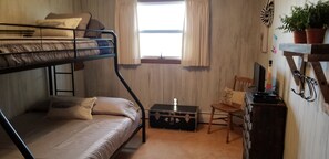 3 habitaciones, tabla de planchar con plancha y cuna de viaje