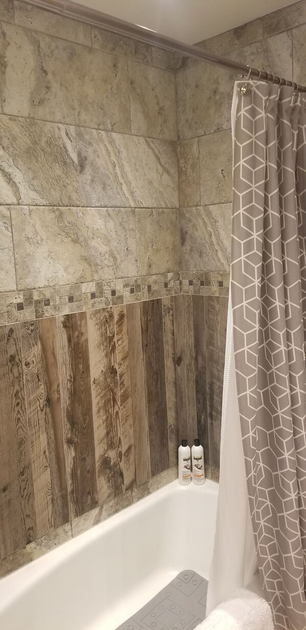 Ensemble douche/baignoire, sèche-cheveux, serviettes fournies, savon