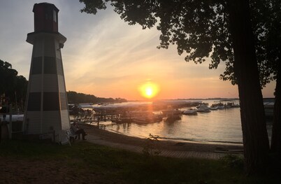 The Great Escape Sleeps 10 Comfortably (6 beds)  & Awesome Lake Views! 