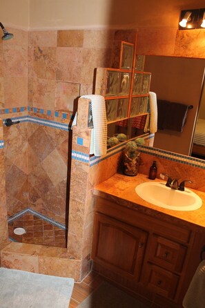 Douche, sèche-cheveux, serviettes fournies