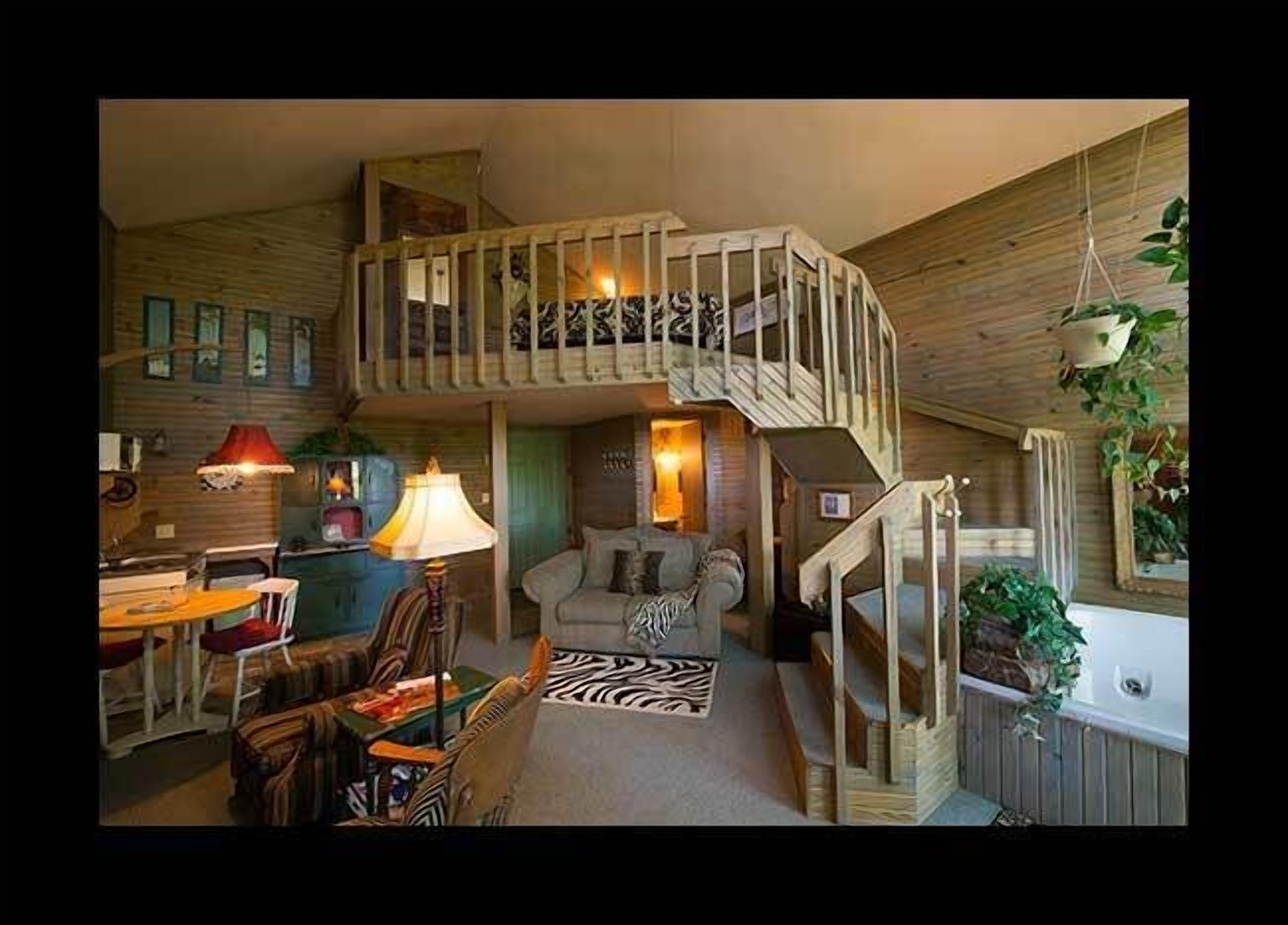 Full Glass Front Eureka Springs Cabin with 20+ mile views from our Mountain Top