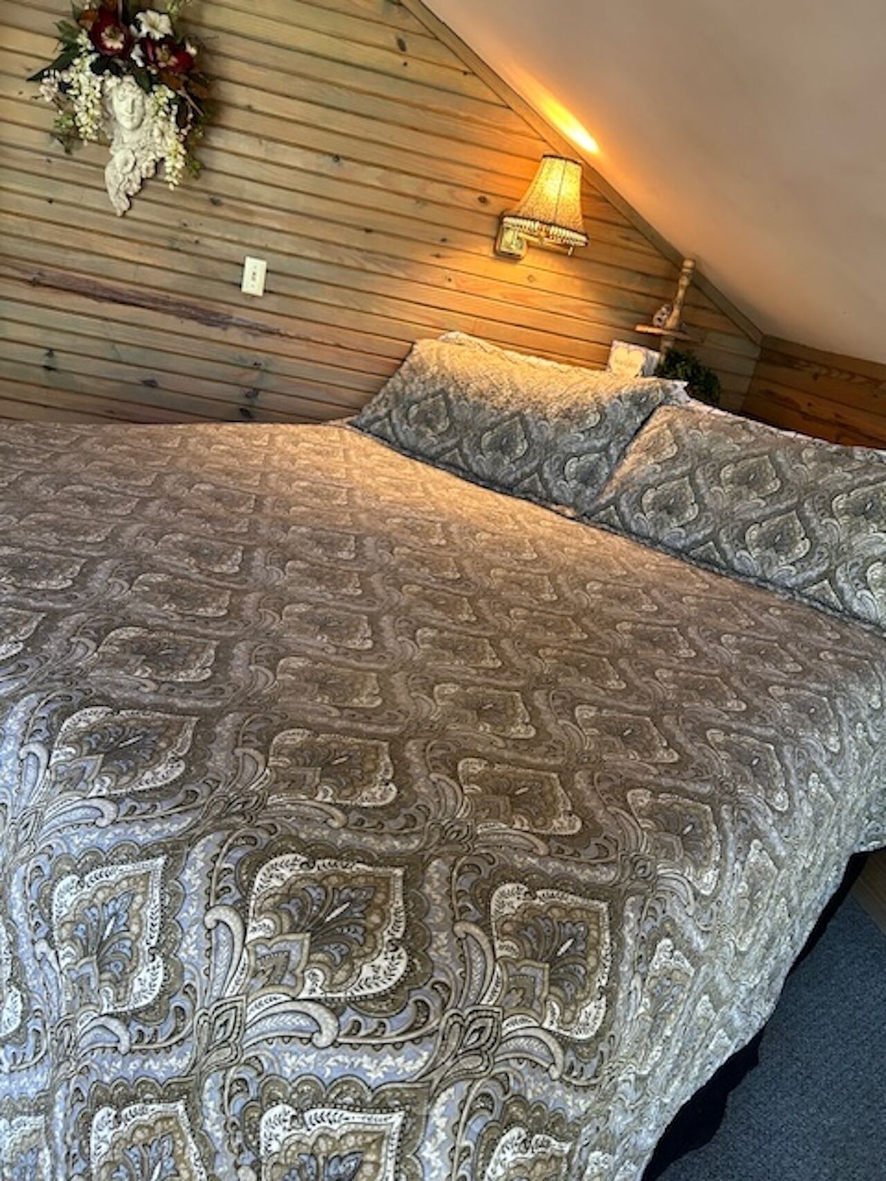 1 dormitorio, tabla de planchar con plancha, ropa de cama