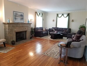 Télévision, cheminée, lecteur de DVD