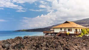A house with a wooden deck and a view of the ocean. - AS SEEN ON HGTV BEACH HUNTERS! Oceanfront, Amazing Whale Watching and Snorkeling (Captain Cook)