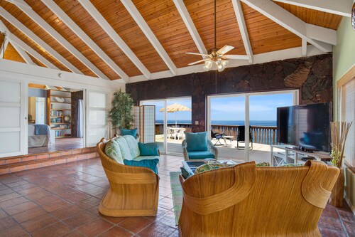 AS SEEN ON HGTV BEACH HUNTERS! Oceanfront, Amazing Whale Watching and Snorkeling